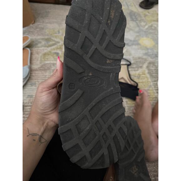 OluKai Tuahine / Ohana Men’s Size 13 Brown Leather Flip Flops Sandals ComfortArc - Picture 2 of 4